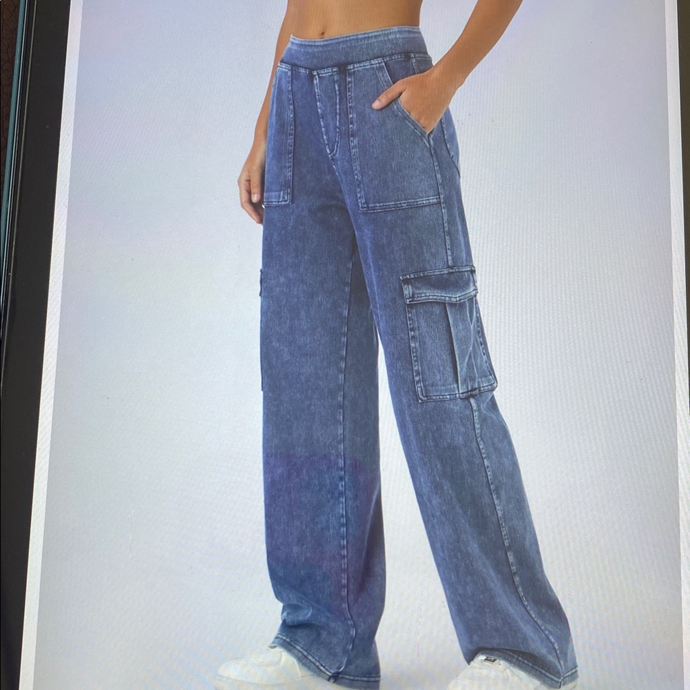 MEDIUM PETITE. HALARA FLEX MID RISE CARGO JEANS